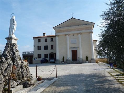 Veduta panoramica del Santuario della Rocca situato sul colle che domina l'abitato di Cornuda.
