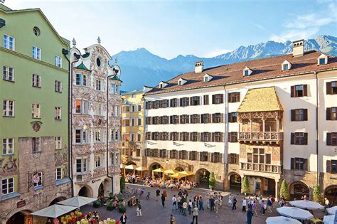 Veduta panoramica del centro storico di Innsbruck con il Tettuccio d'Oro e le Alpi innevate sullo sfondo
