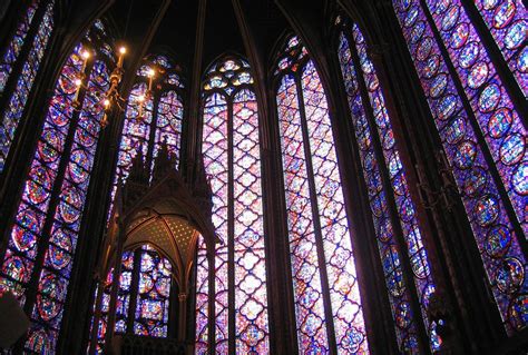 Installazione di luce digitale con motivi a supernova all'interno di una cattedrale gotica
