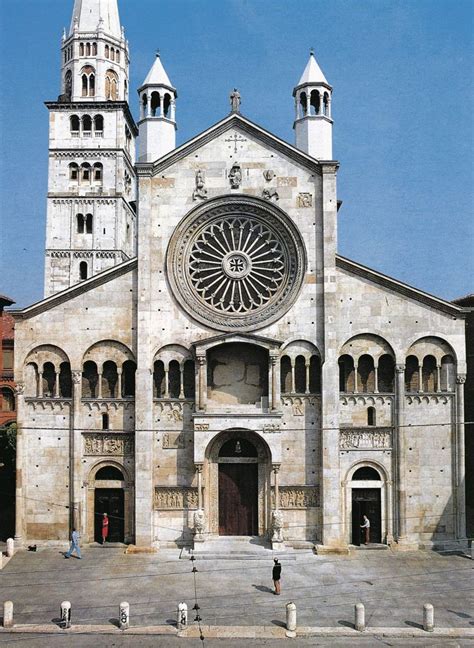 Architettura esterna della Cattedrale di Rodez con la sua facciata e il campanile