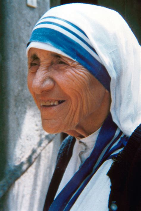 Ritratto fotografico di Madre Teresa di Calcutta con il suo caratteristico sari bianco bordato di azzurro