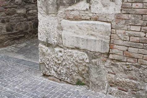 Schema che illustra Cristo come pietra angolare e i credenti come pietre vive che formano l'edificio della Chiesa.