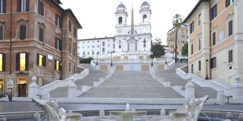 Veduta panoramica della Chiesa di Trinità dei Monti con la scalinata di Piazza di Spagna