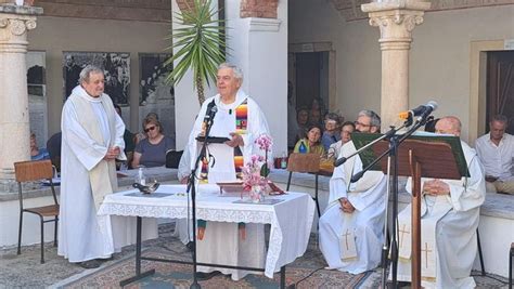 Cerimonia di celebrazione eucaristica con Padre Ermes Ronchi e altri sacerdoti