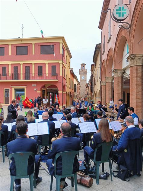 Foto di un concerto bandistico in piazza durante una festa patronale
