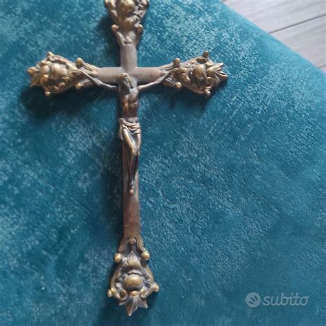 Foto di un crocifisso antico in bronzo o avorio con sfondo neutro