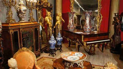 Interno della sede di Gognabros con esposizione di antiquariato