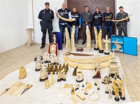 Dettaglio di un Corpus Christi in avorio di elefante, mostrando la Vanitas