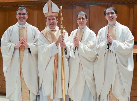 Foto di tre sacerdoti anziani, ritratto