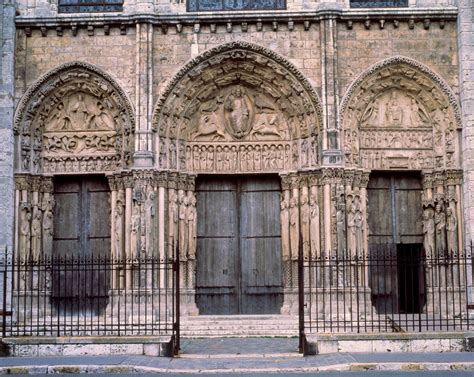 Facciata della Parrocchia di San Francesco a Sarzana con dettagli del portale e della lapide