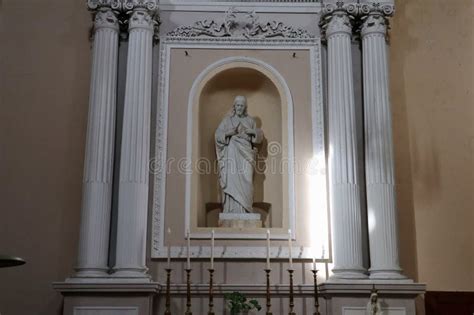 Statua marmorea dell'Immacolata nella cappella del transetto destro
