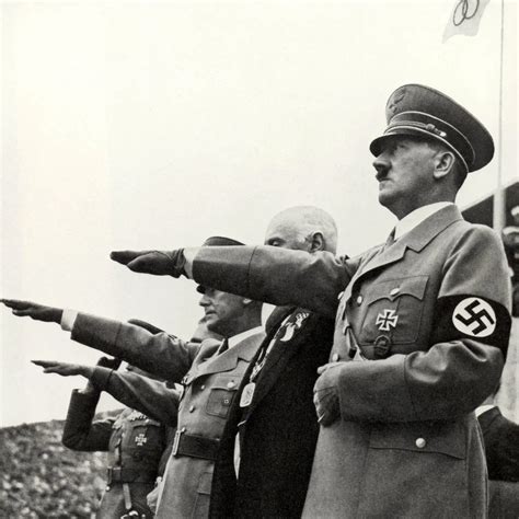 Foto d'epoca che ritrae Adolf Hitler durante un raduno delle SA, a testimonianza del clima politico dell'ascesa nazista.