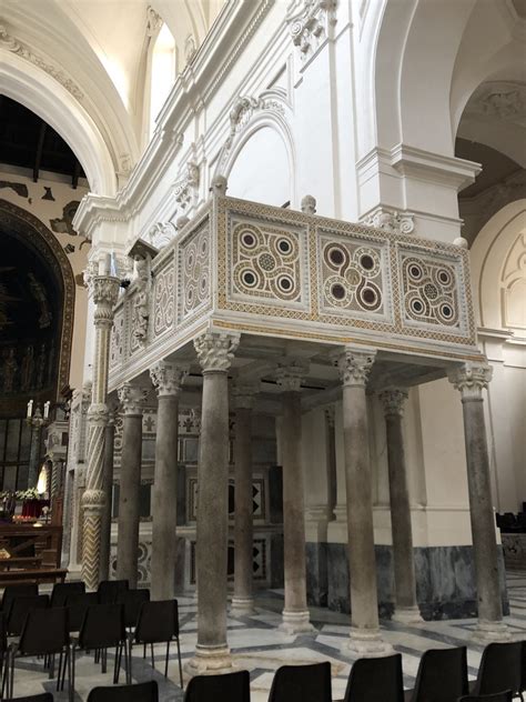 Dettaglio degli intarsi e simboli sull'Altare Corberelli