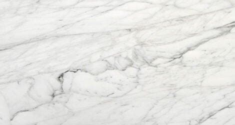 Tabernacolo pensile in marmo bianco venato con lesene e stucco dorato