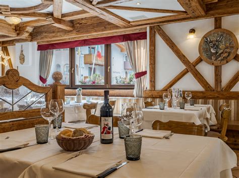 Foto panoramica dell'esterno del Ristorante Le Roi a Madonna di Campiglio con vista sulle montagne