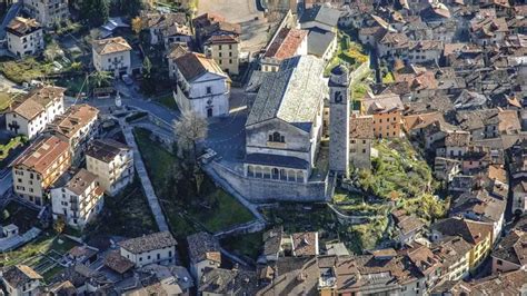 Mappa storica o veduta panoramica del borgo di Acquaformosa incastonato tra le montagne della Calabria.