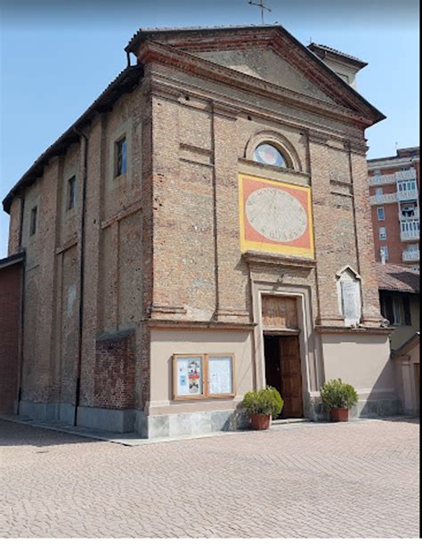 Interno della Chiesa dello Spirito Santo, Grugliasco, con focus sulle stazioni del Via Crucis o un'opera d'arte religiosa