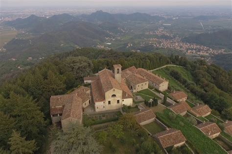 Veduta panoramica dell'Eremo di Monte Rua immerso nel verde dei Colli Euganei
