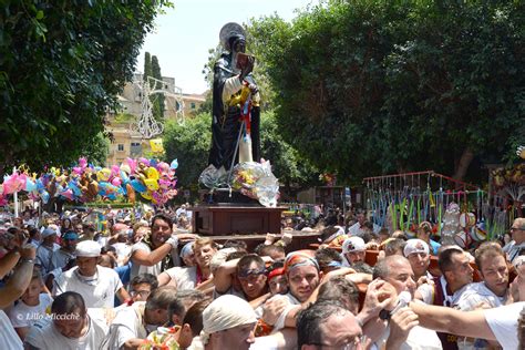 Foto della processione di San Calogero ad Agrigento con lancio del pane