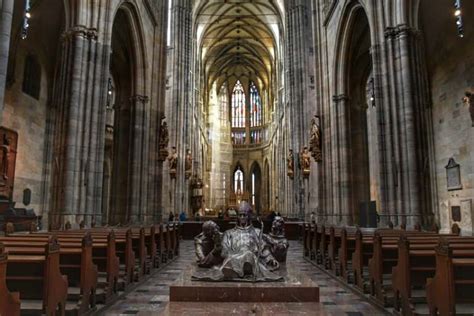 Facciata della Cattedrale di San Machar con le sue torri slanciate