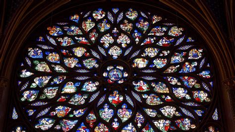 Dettaglio delle vetrate colorate della Cattedrale di Sant'Andrea