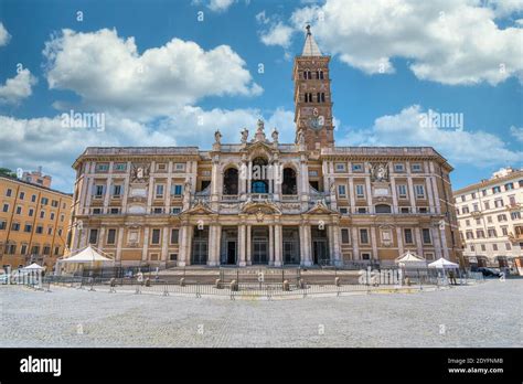 Facciata barocca della Chiesa di Santa Maria Maggiore con la scalinata antistante