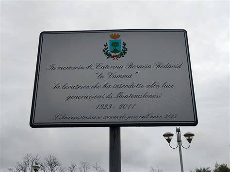 Foto di una targa commemorativa o di un sacerdote che saluta la sua comunità