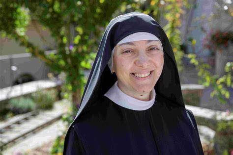 Ritratto fotografico di Suor Maria Goglia, suora sorridente e determinata