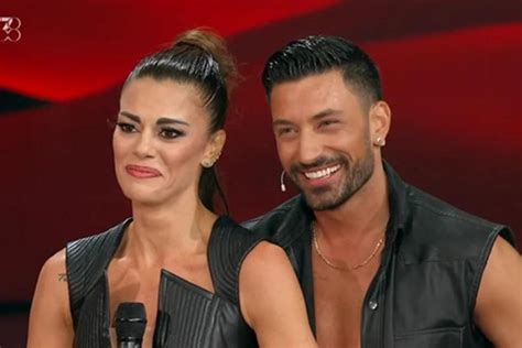 Infografica che mostra i principali traguardi televisivi di Giovanni Pernice tra UK e Italia