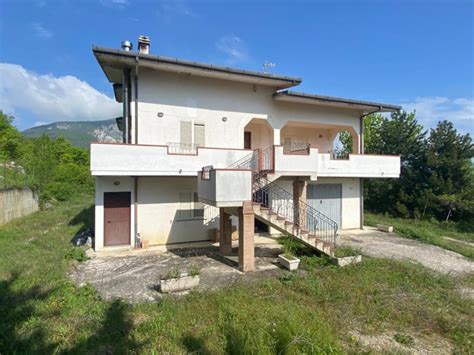 Villino d'epoca con giardino privato e balconi a Città Giardino