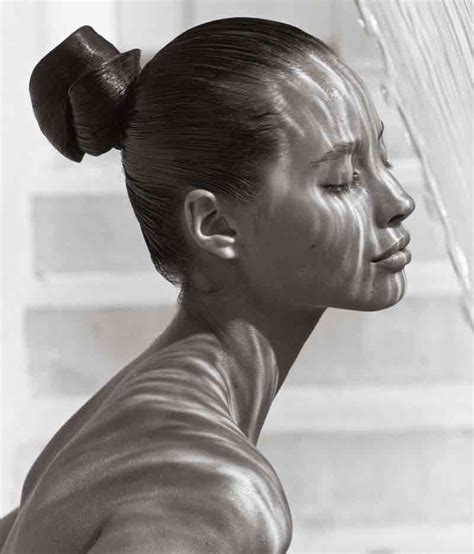 Copertina dell'album Like a Prayer: dettaglio fotografico di Herb Ritts che ritrae le mani di Madonna e i dettagli dei suoi accessori iconici