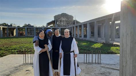 Monastero trappista di Nostra Signora Fonte della Pace di Azeir, Siria, oppure suore trappiste che interagiscono con bambini o giovani
