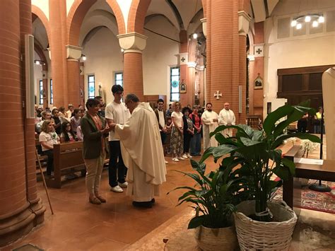 Schema grafico che illustra i simboli del mandato missionario: la Croce e il Vangelo come strumenti di evangelizzazione
