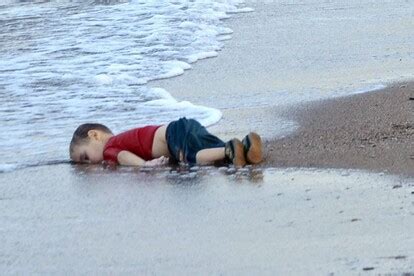 Foto di Alan Kurdi sulla spiaggia, simbolo della crisi dei migranti