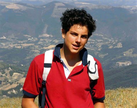 Foto di Carlo Acutis con una maglietta rossa, raffigurazione della sua beatificazione