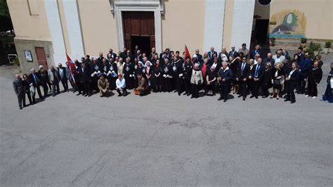 Pellegrini in preghiera in un santuario mariano