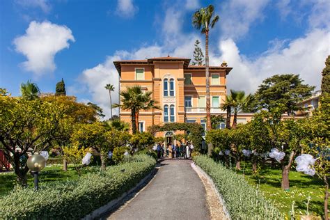 Foto panoramica di Villa San Giuseppe a Bologna immersa nel verde