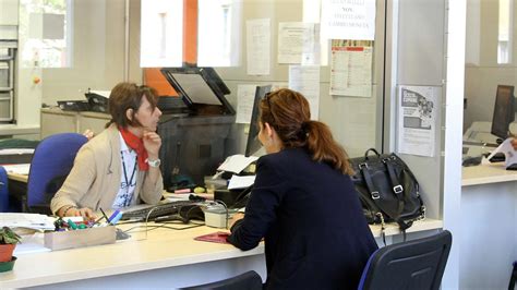 Ufficio comunale con impiegato che fornisce informazioni al cittadino