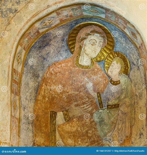 Dettaglio ravvicinato dello sguardo della Madonna e del Bambino nell'icona, evidenziando l'orientamento verso sinistra