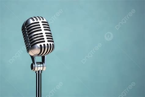 Giovane rapper cristiano Grilex con microfono, sfondo luminoso