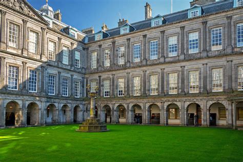 Rovine dell'Abbazia di Holyrood con il Palazzo Reale sullo sfondo