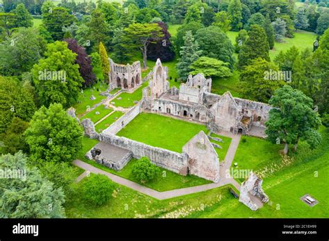 Rovine dell'Abbazia di Dryburgh in un paesaggio fluviale