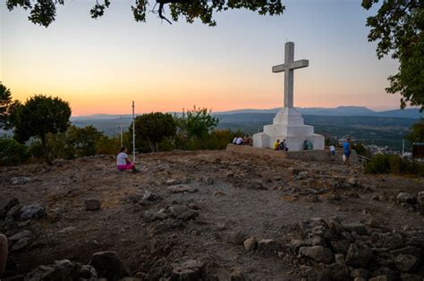 Veduta panoramica di Medjugorje con il Monte Krizevac e il paesaggio montano