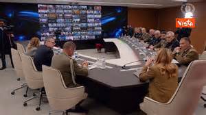 infografica che mostra la contrapposizione tra i valori del presepe (accoglienza, umiltà) e le politiche di sicurezza restrittive