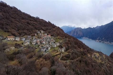 Scorcio del borgo di Maranola immerso nel paesaggio dei Monti Aurunci
