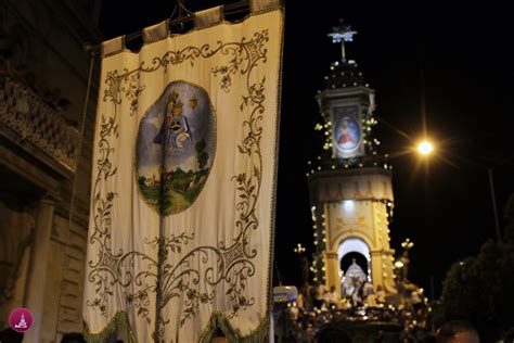 Scatto fotografico d'epoca raffigurante la processione dell'Immacolata accompagnata dal complesso bandistico locale