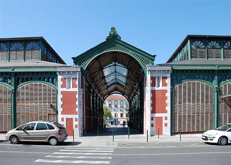 Interno del mercato coperto di Lourdes (Les Halles)