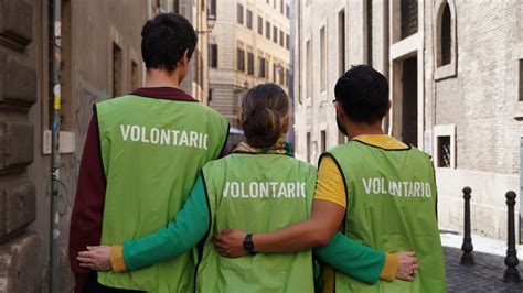 Volontari che distribuiscono piantine di rose in una piazza italiana durante l'iniziativa 