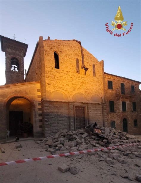 Foto di una chiesa danneggiata da un terremoto e una raffigurazione stilizzata di protezione assicurativa
