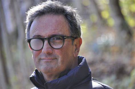 Fotografia di Paolo Curtaz durante una conferenza o un ritratto pensieroso